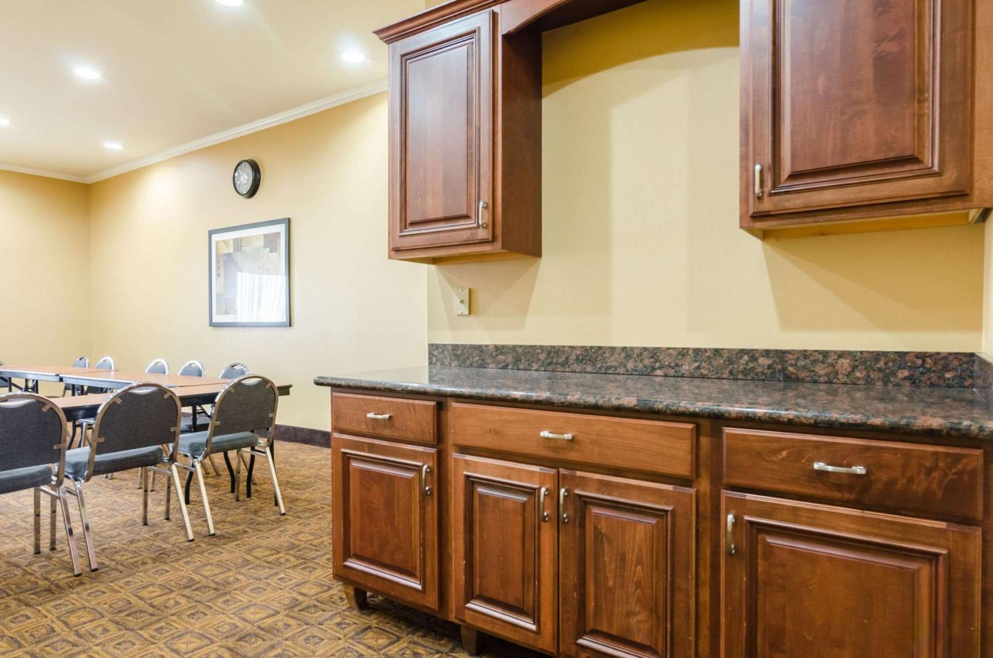 Comfort Suites Salina South Exteriér fotografie
